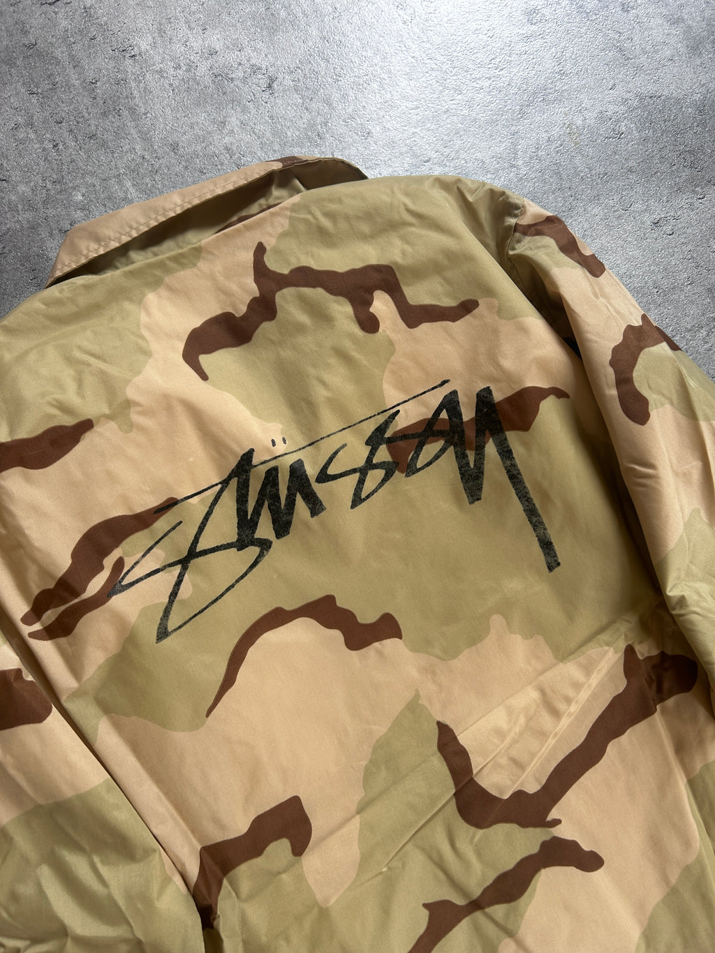STÜSSY DESERT CAMO COACH JAKKE (M)