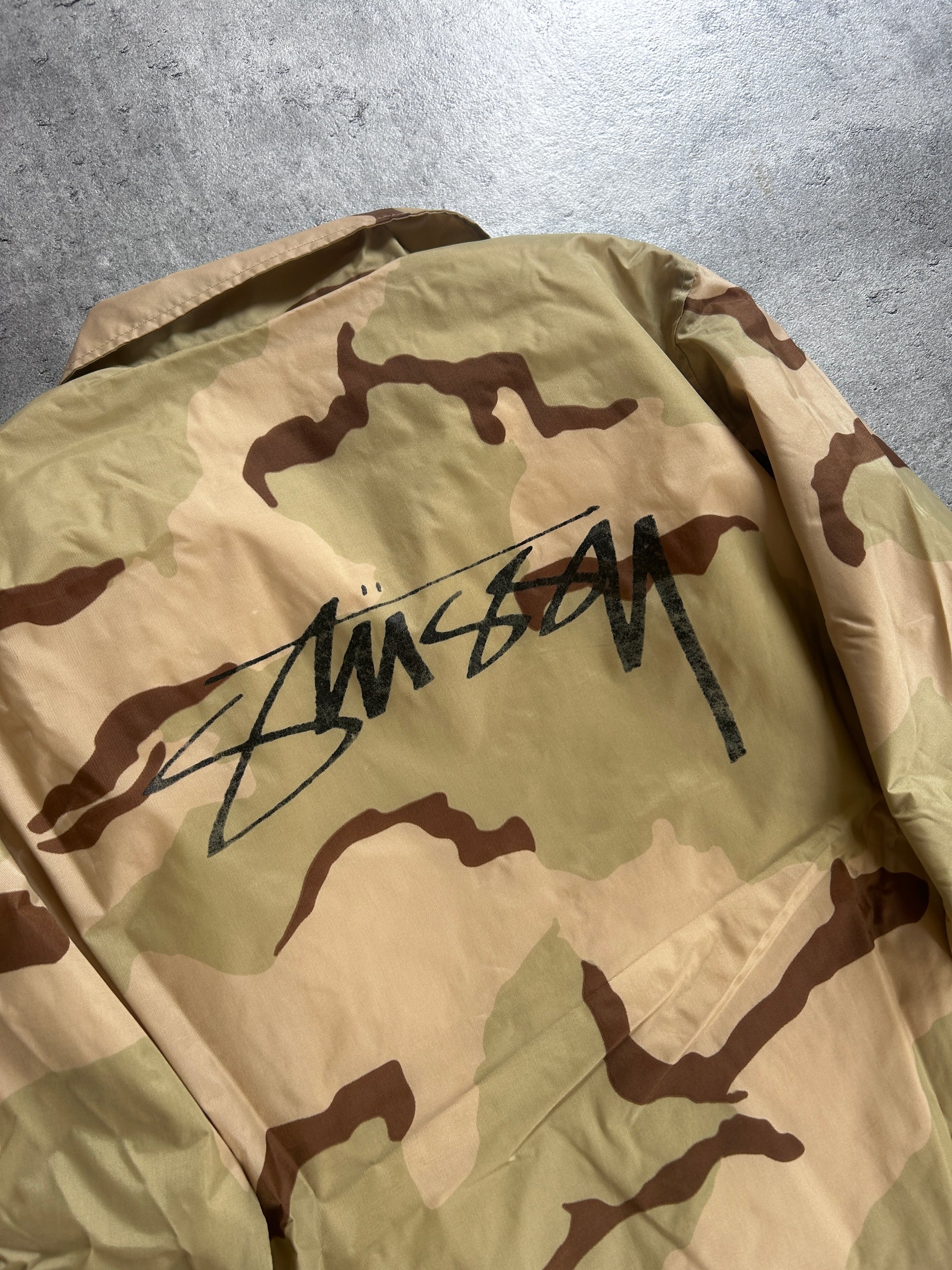 STÜSSY DESERT CAMO COACH JAKKE (M)