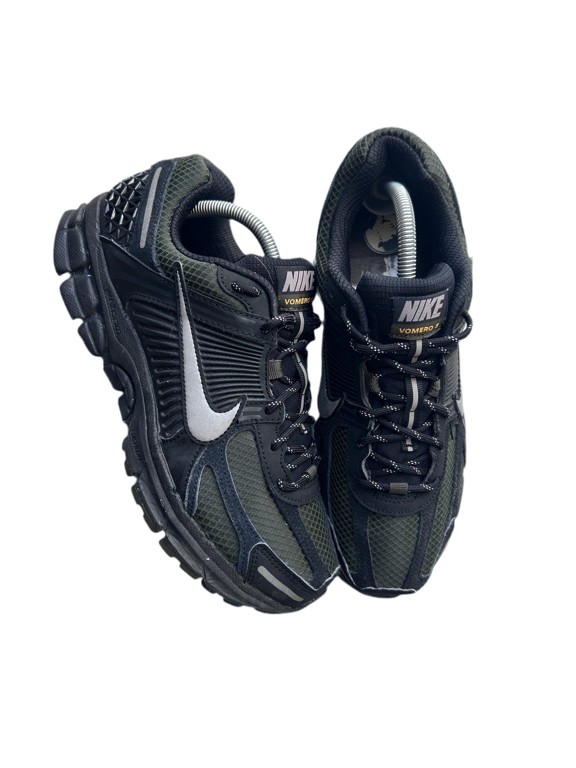 NIKE VOMERO 5 “KHAKI/BLACK” 42,5EU