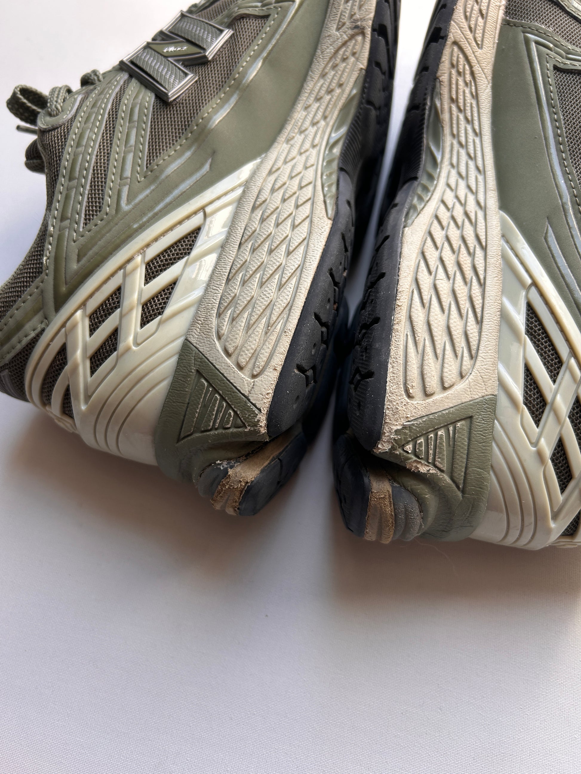 NB1906R “OLIVE” 45EU
