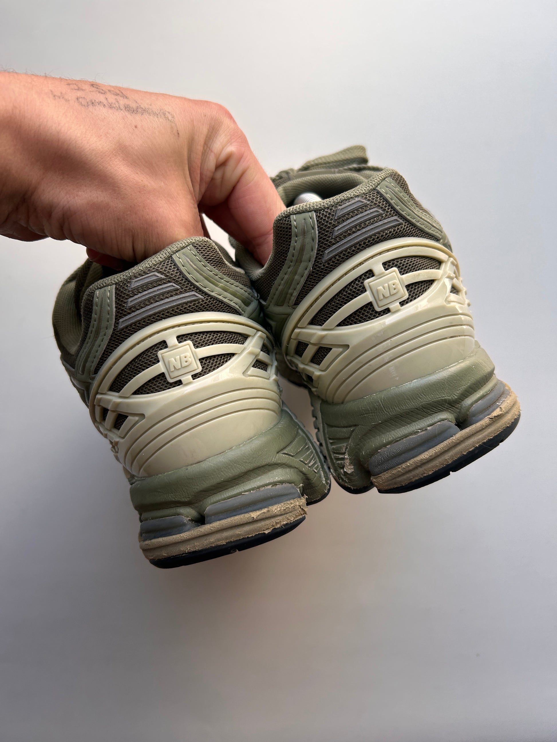 NB1906R “OLIVE” 45EU