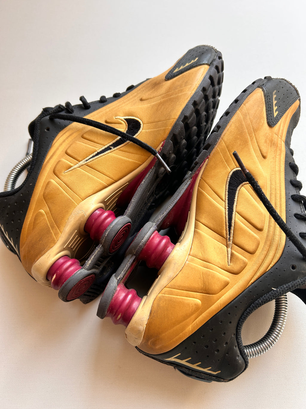 NIKE SHOX R4 “METALLIC GOLD” 39EU
