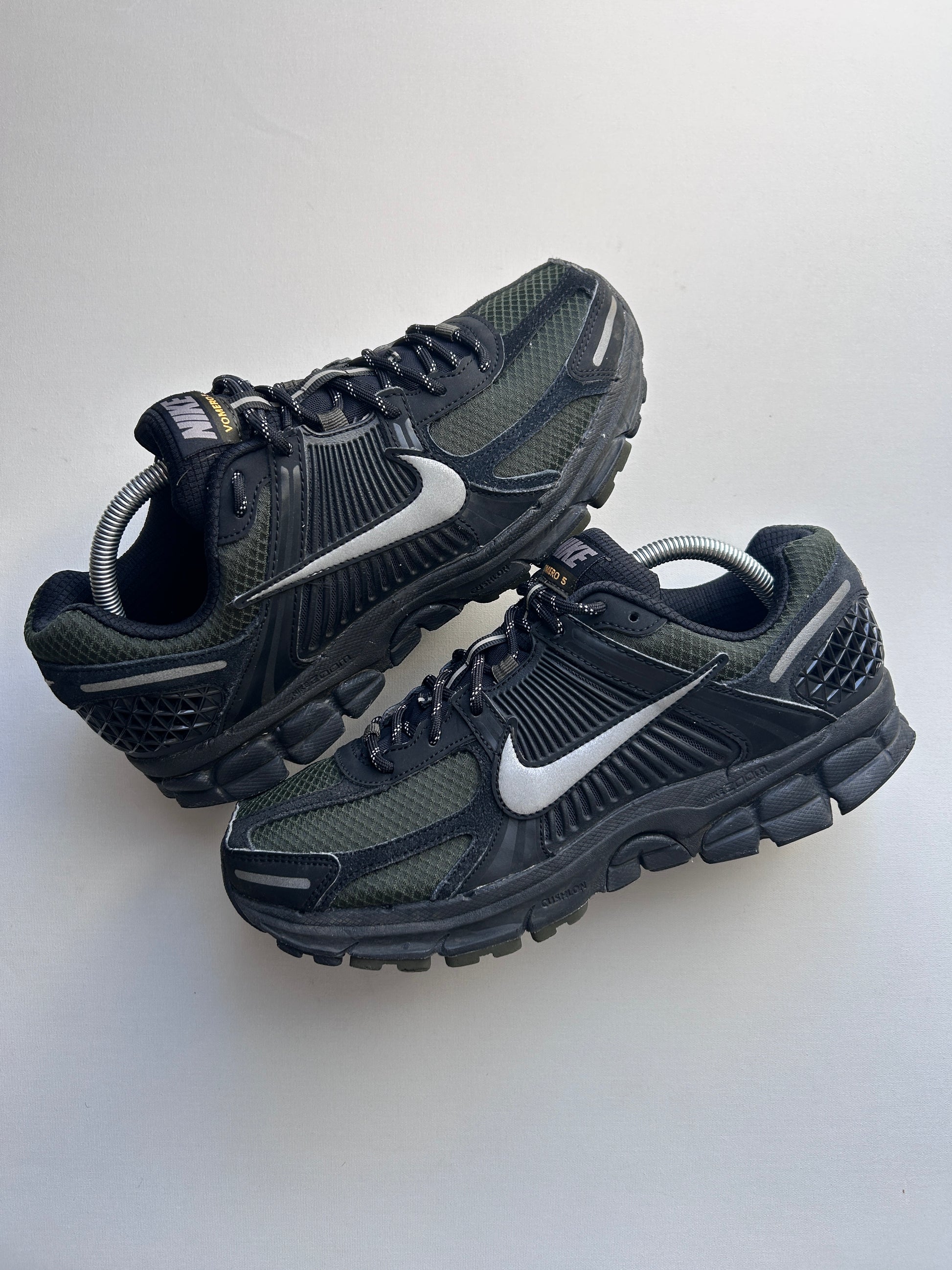 NIKE VOMERO 5 “KHAKI/BLACK” 42,5EU