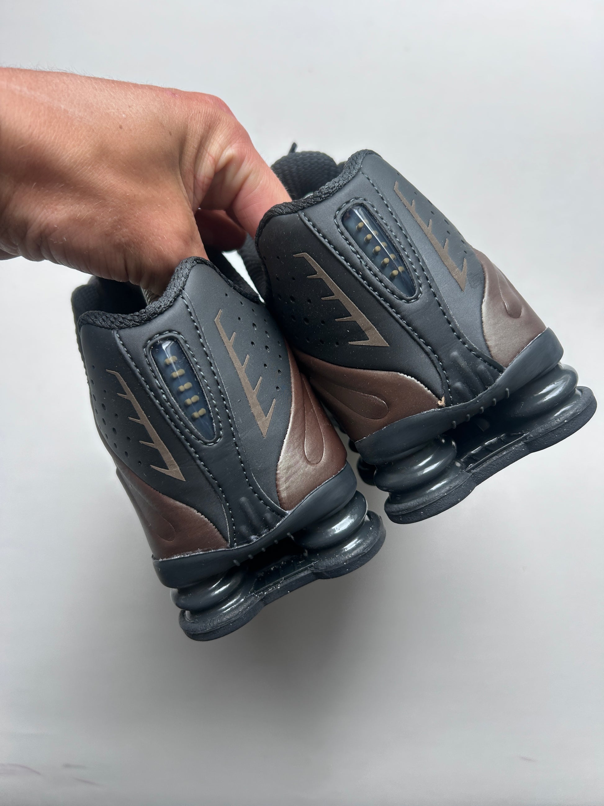 NIKE SHOX R4 “OFF NOIR” 44EU