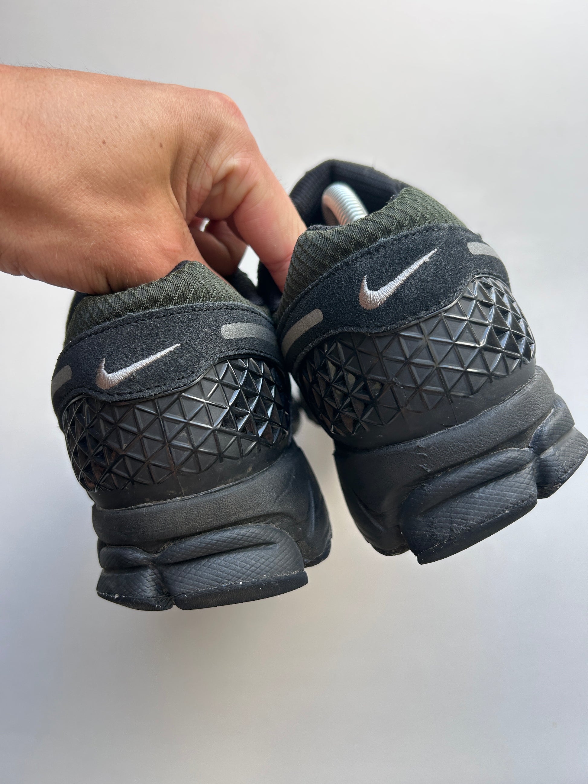 NIKE VOMERO 5 “KHAKI/BLACK” 42,5EU