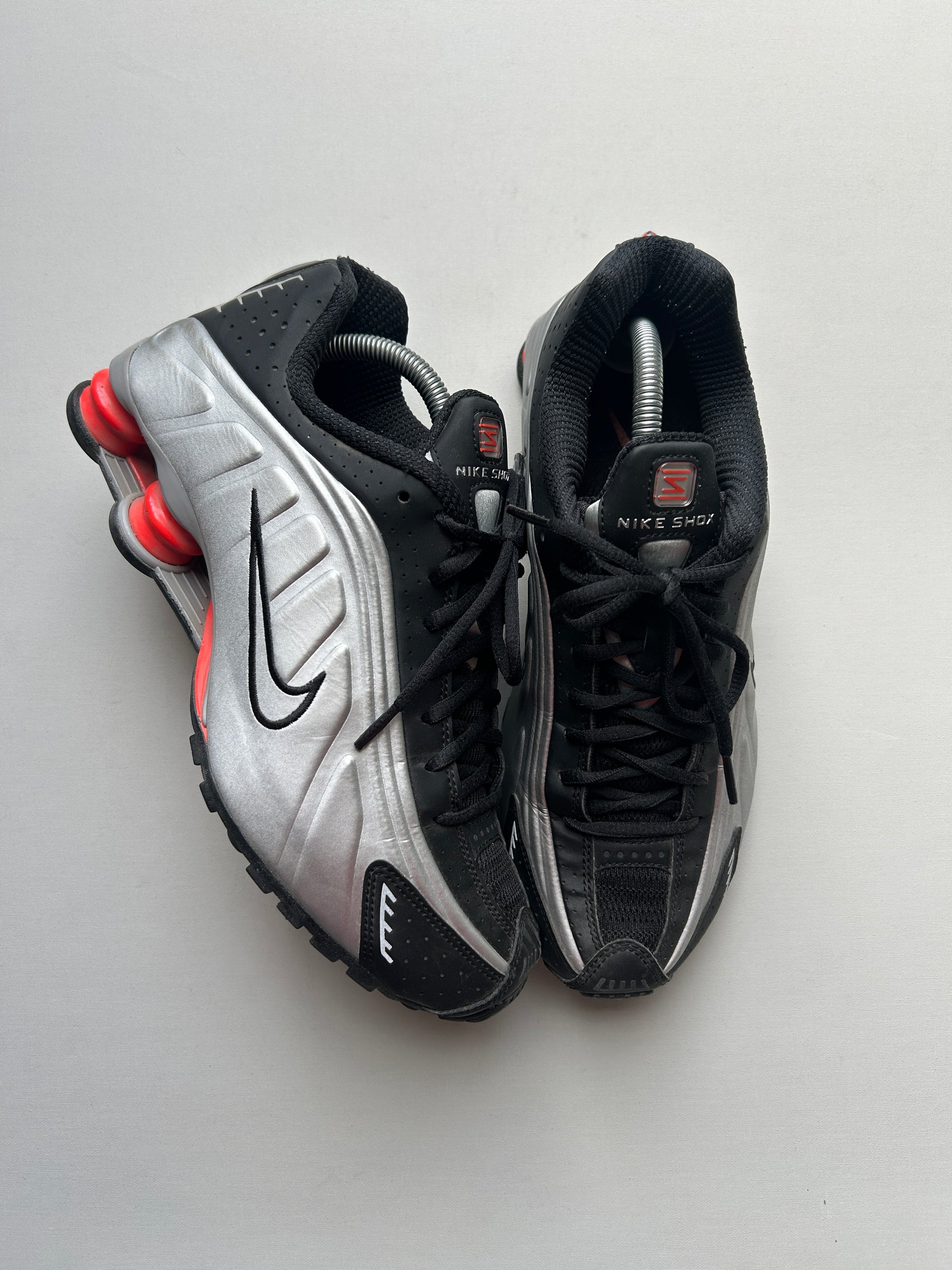 NIKE SHOX R4 “METALLIC SILVER RED” 42,5EU
