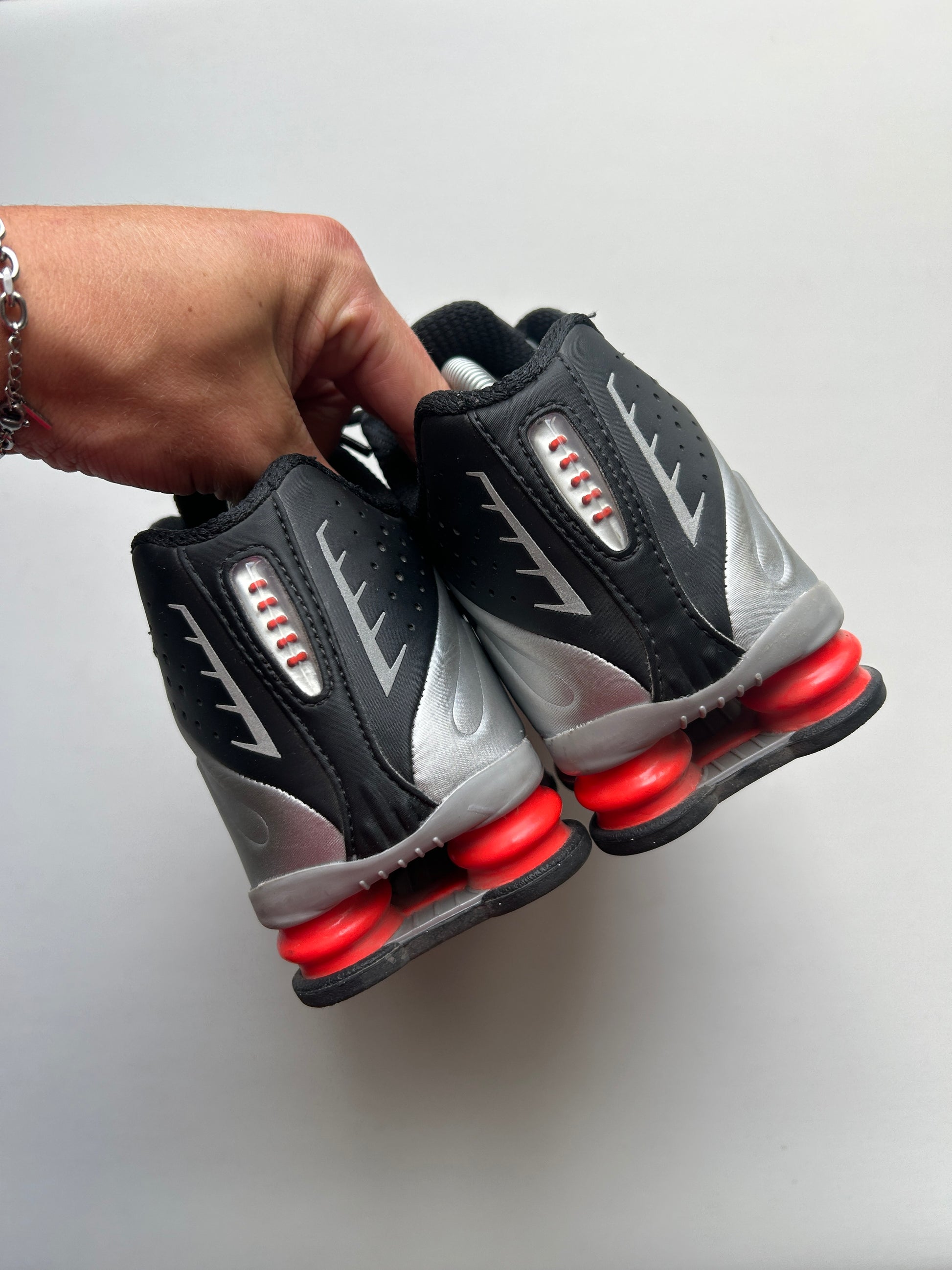 NIKE SHOX R4 “METALLIC SILVER RED” 42,5EU