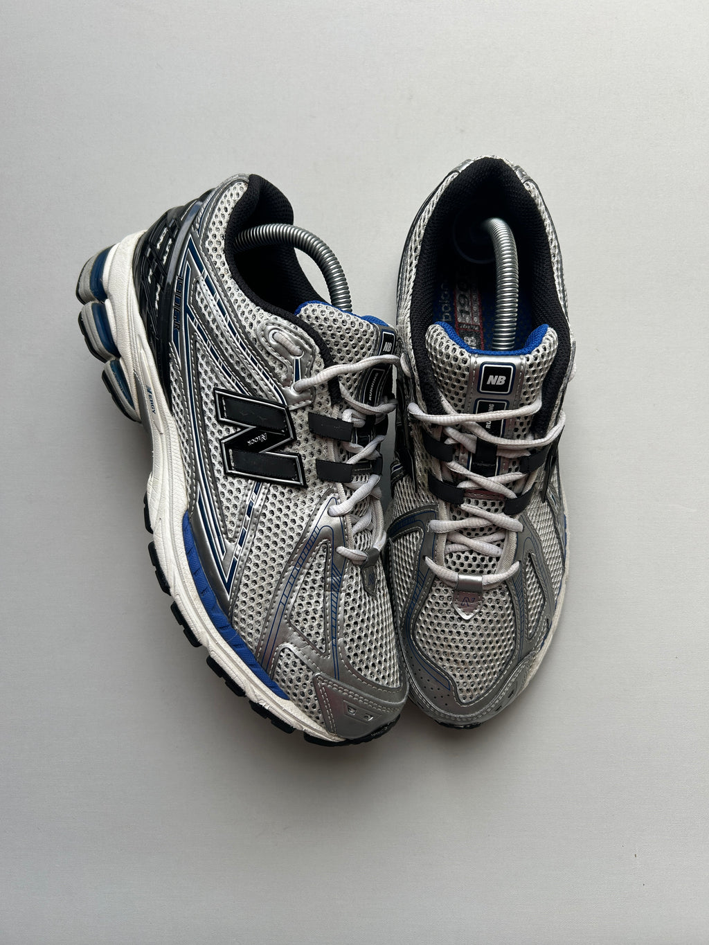 NB1906R “METALLIC BLUE SILVER” 42,5EU