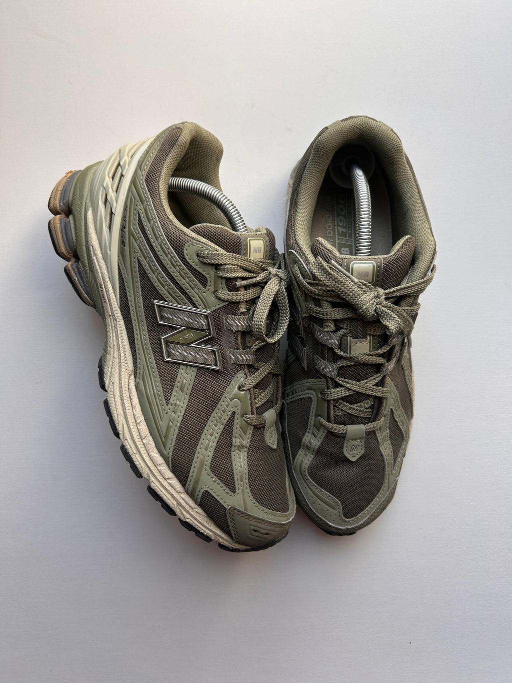 NB1906R “OLIVE” 45EU
