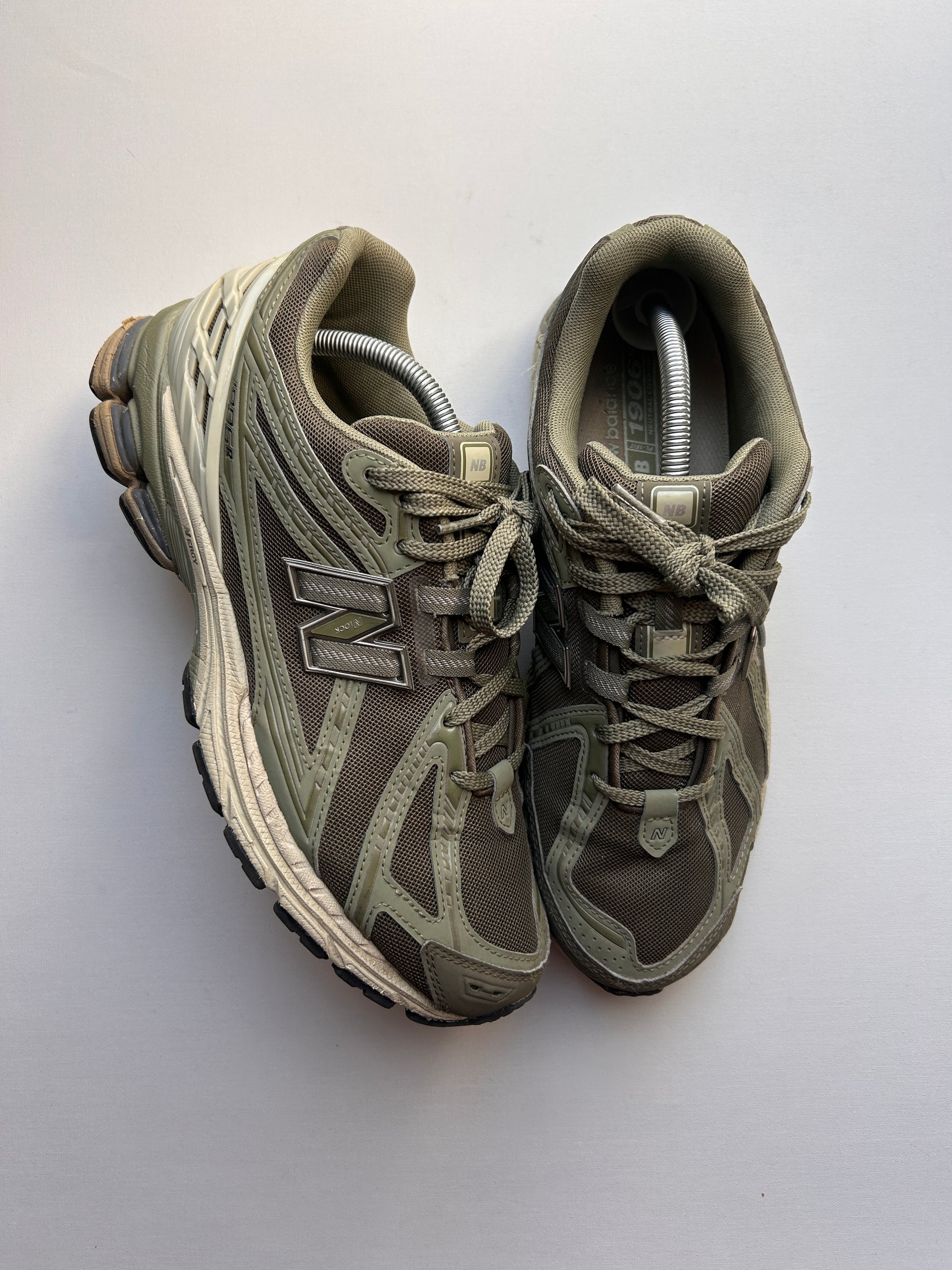 NB1906R “OLIVE” 45EU