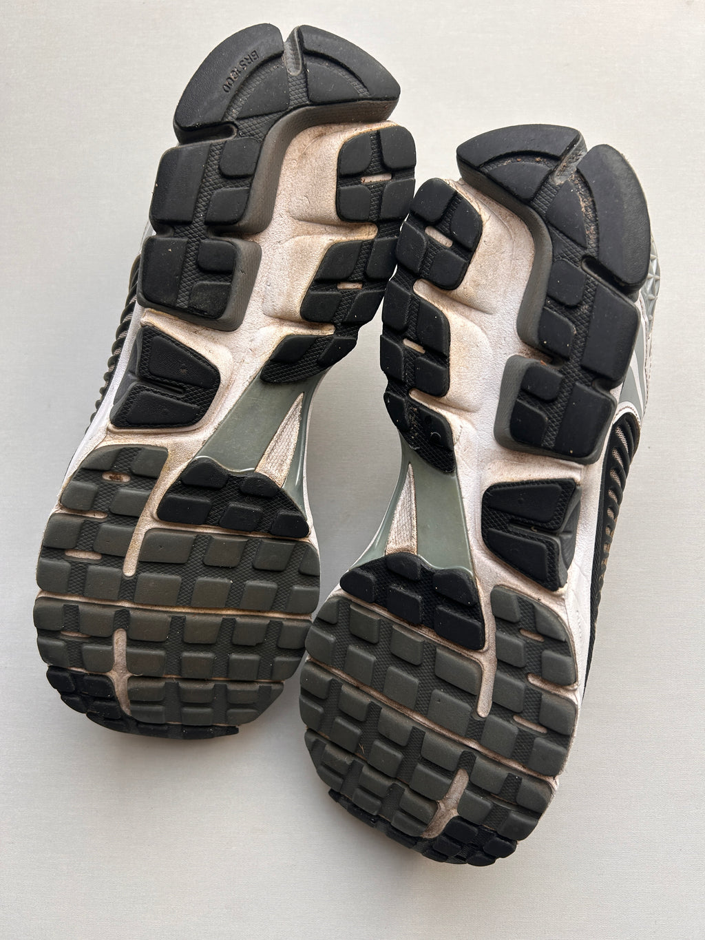 NIKE VOMERO 5 “BLACK/GREY/WHITE” 45EU
