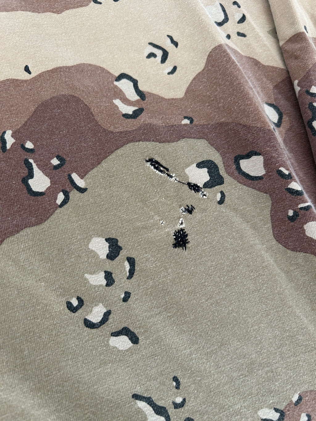 SUPREME NEEDLEPOINT PATCH DESERT CAMO LS (L)