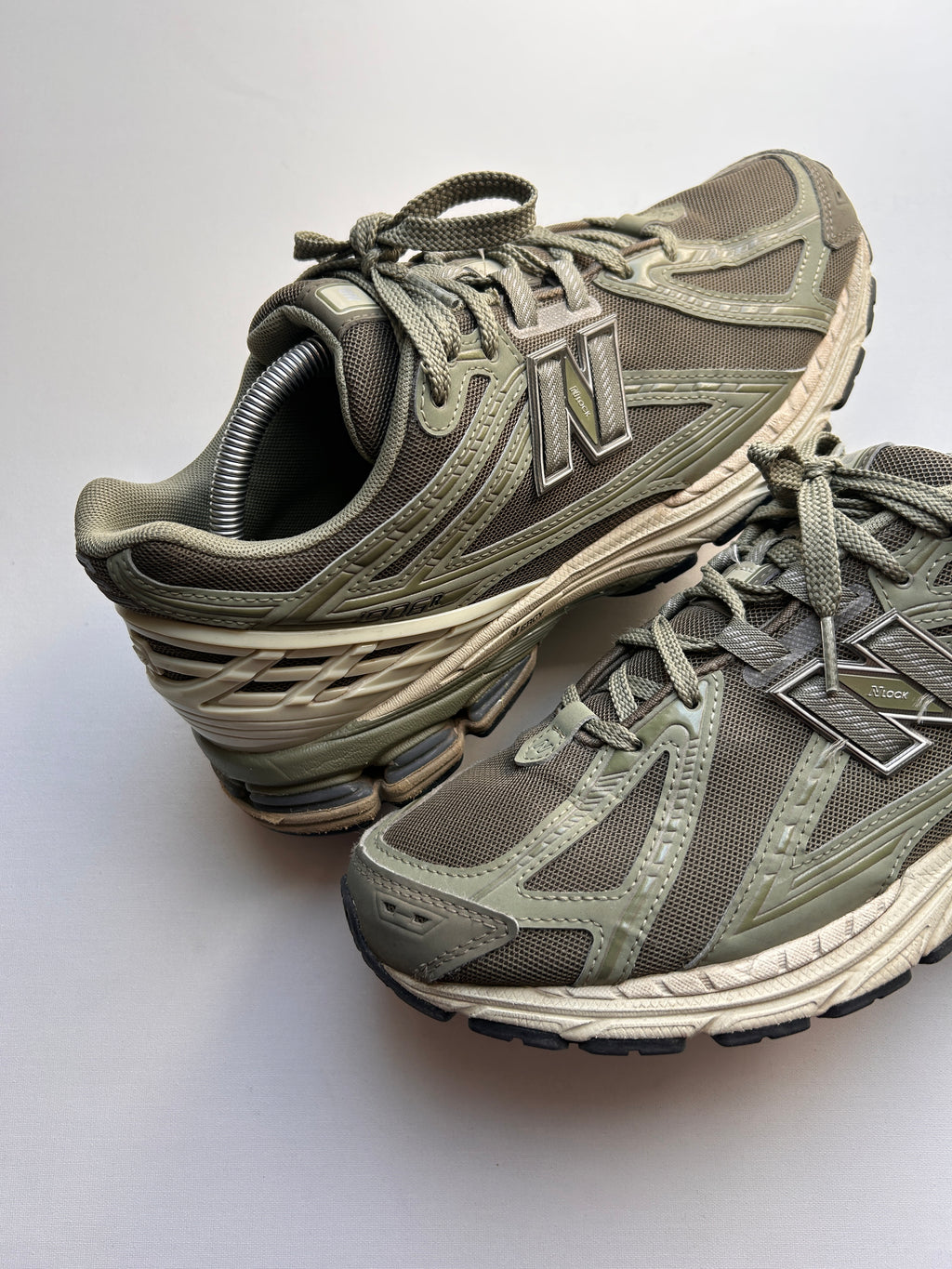 NB1906R “OLIVE” 45EU