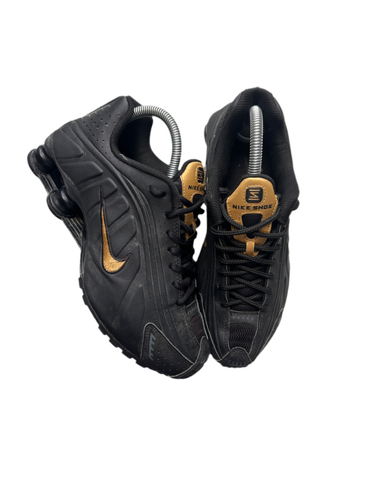 NIKE SHOX R4 “BLACK/GOLD” 39EU